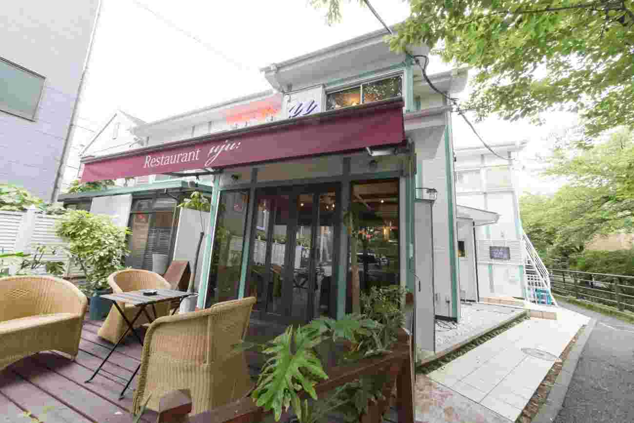 緑豊かなロケーションのテラス席