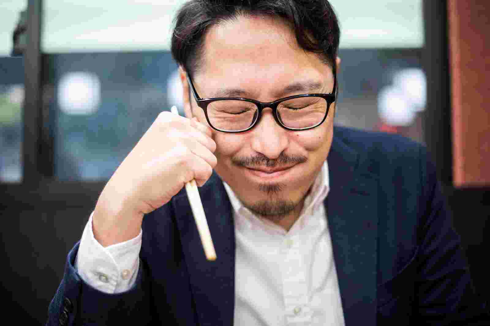食事を味わっている男性