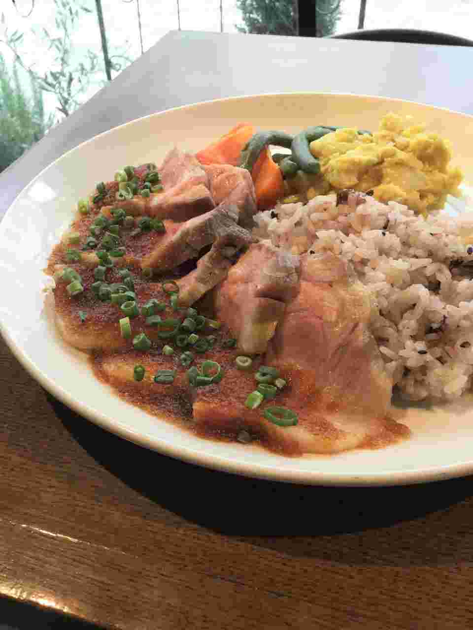 ファインズバルのローストポークのプレートランチ