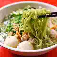 小松菜を練り込んだトムヤム麺