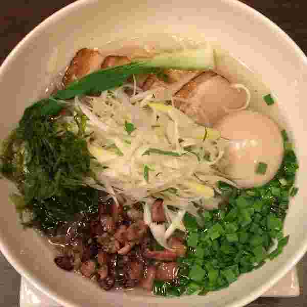 小松菜やネギなどが沢山乗ったラーメン