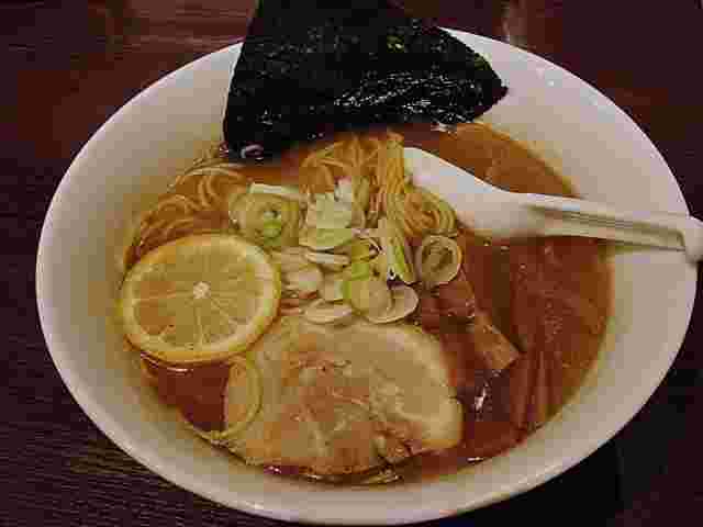レモンスライス、ネギ、チャーシュー、メンマが乗ったラーメン