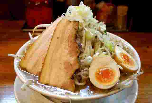 山のように盛り付けられた大きなチャーシューの乗ったラーメン