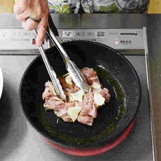 チキンをフライパンで焼く