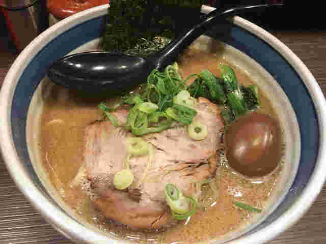 味の染みた煮卵ととても大きなチャーシューが乗ったラーメン