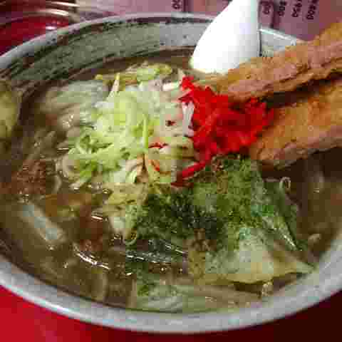 ハムカツ、ネギ、紅ショウガの乗ったソースラーメン