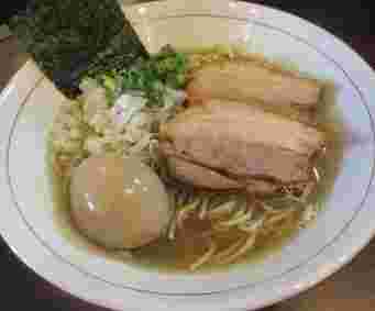 大きなチャーシューと味付けたまごの乗ったラーメン