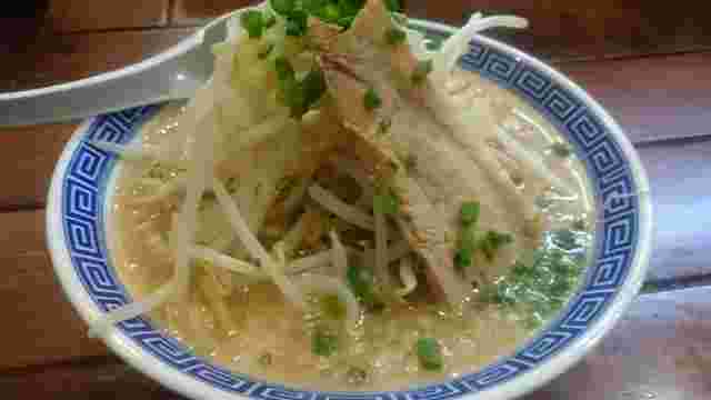 もやしがたっぷり入った背脂入りのラーメン
