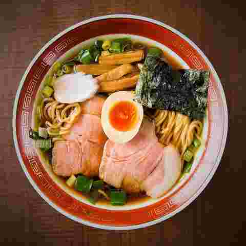 メンマやチャーシュー、海苔と卵となるとの乗った醤油ラーメン