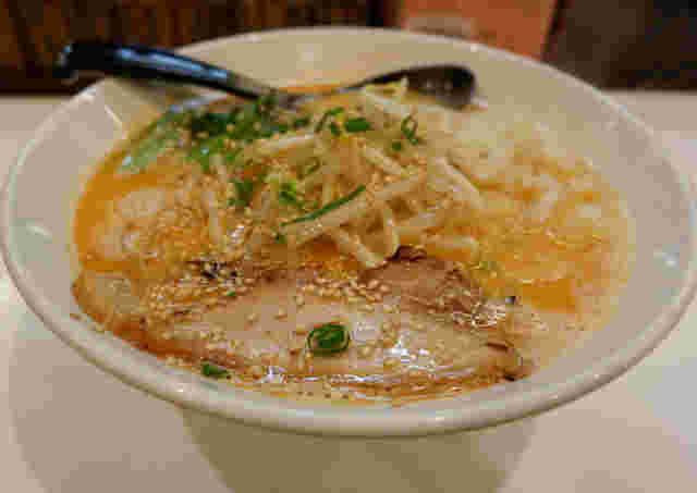もやしとニラが沢山あり、大きなチャーシューの入ったラーメン