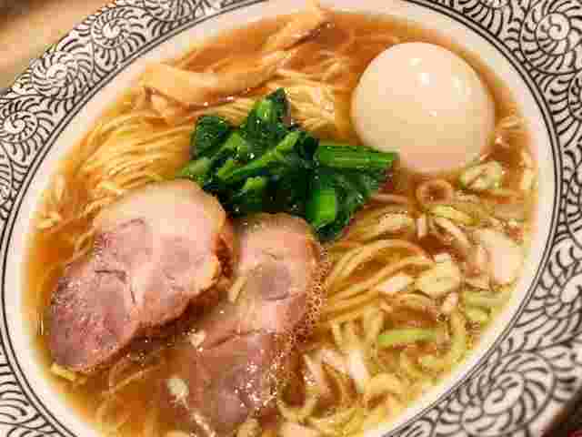味付け卵とチャーシューと野菜の乗ったラーメン