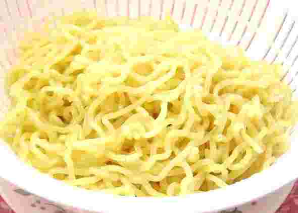 中華麺をゆでたもの
