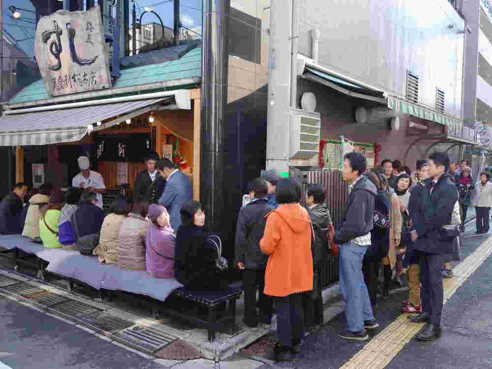 美登利寿司に並ぶ人達