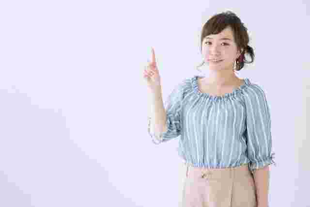 ポイントを示す女性