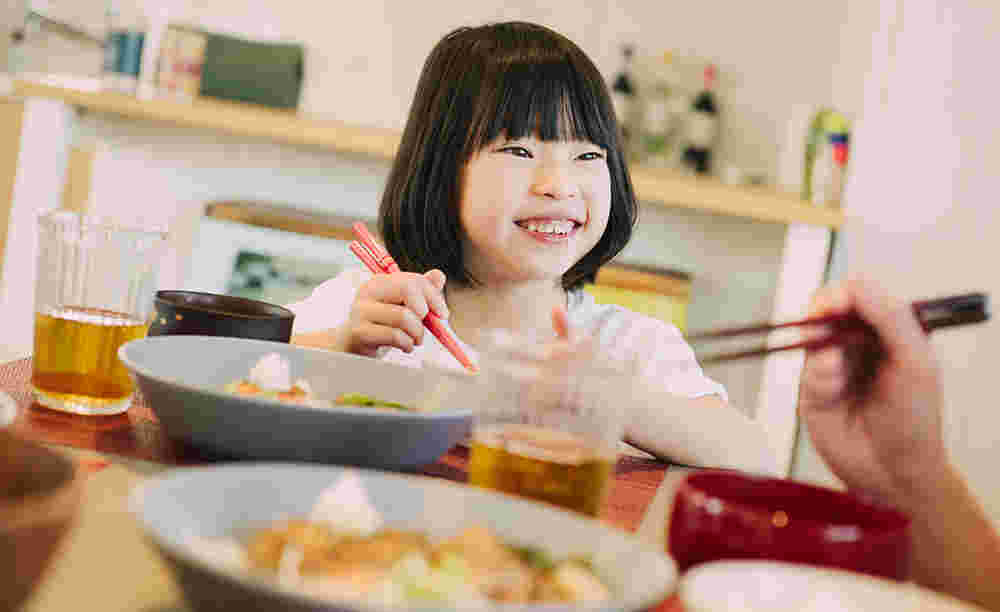 食事をする子供