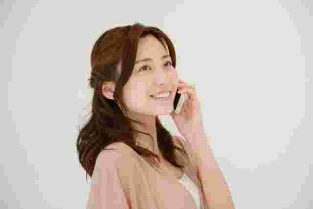 電話をする女性