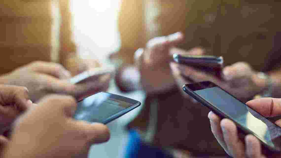 スマホを操作する複数人