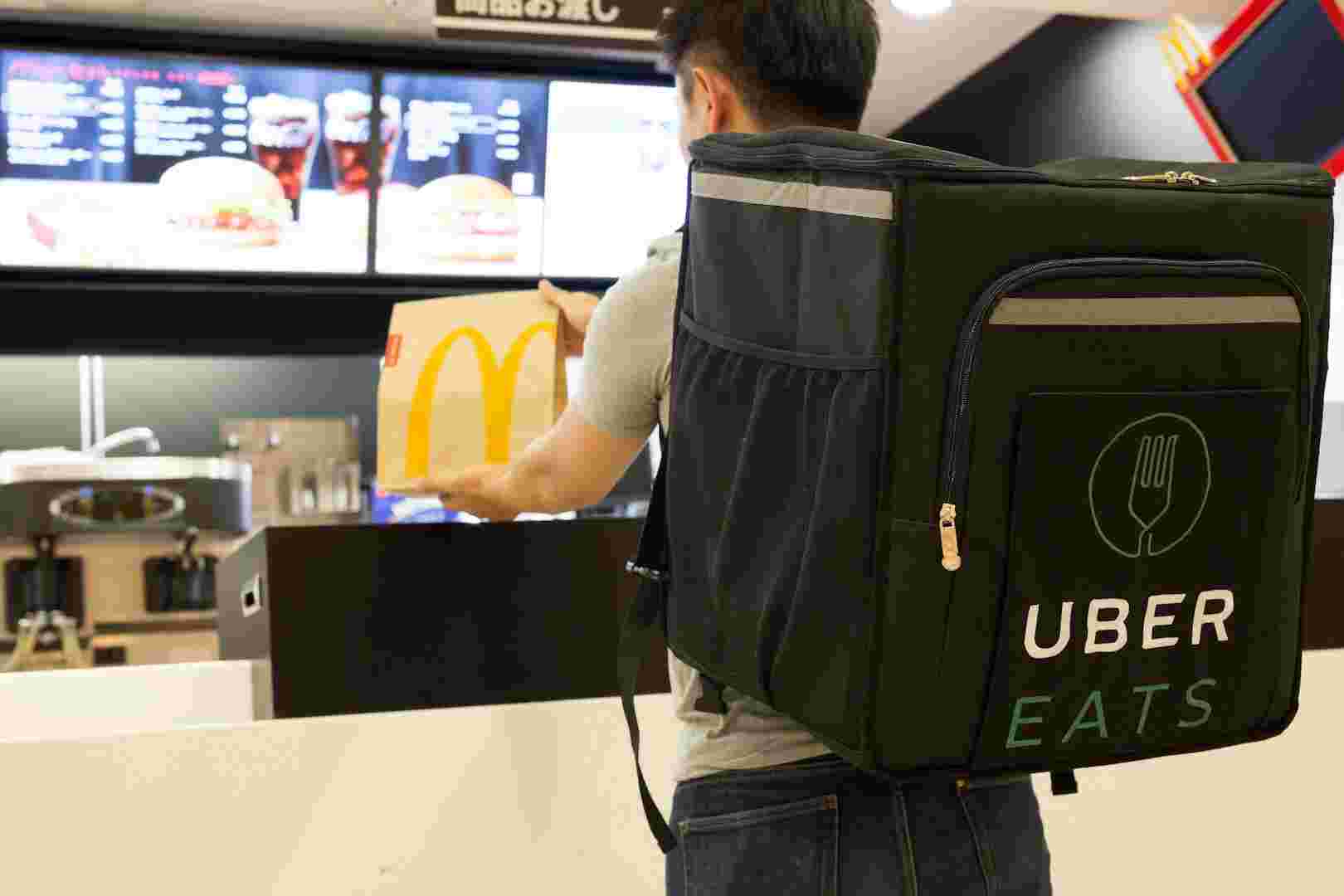 マックを宅配するウーバーイーツのスタッフ