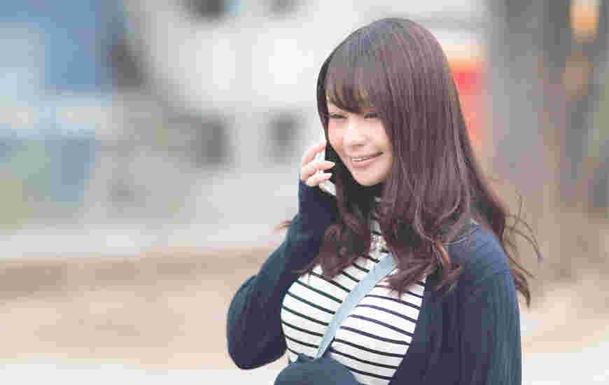 電話をする女性