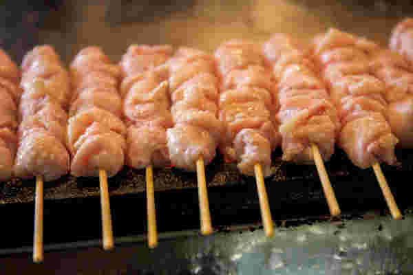 焼いている最中の鶏皮