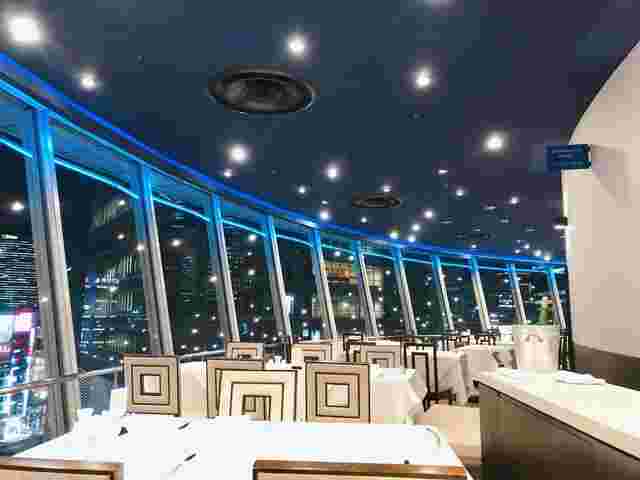 壁が窓に夜景が見える店内