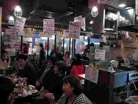 満席の店内は笑顔のお客ばかり