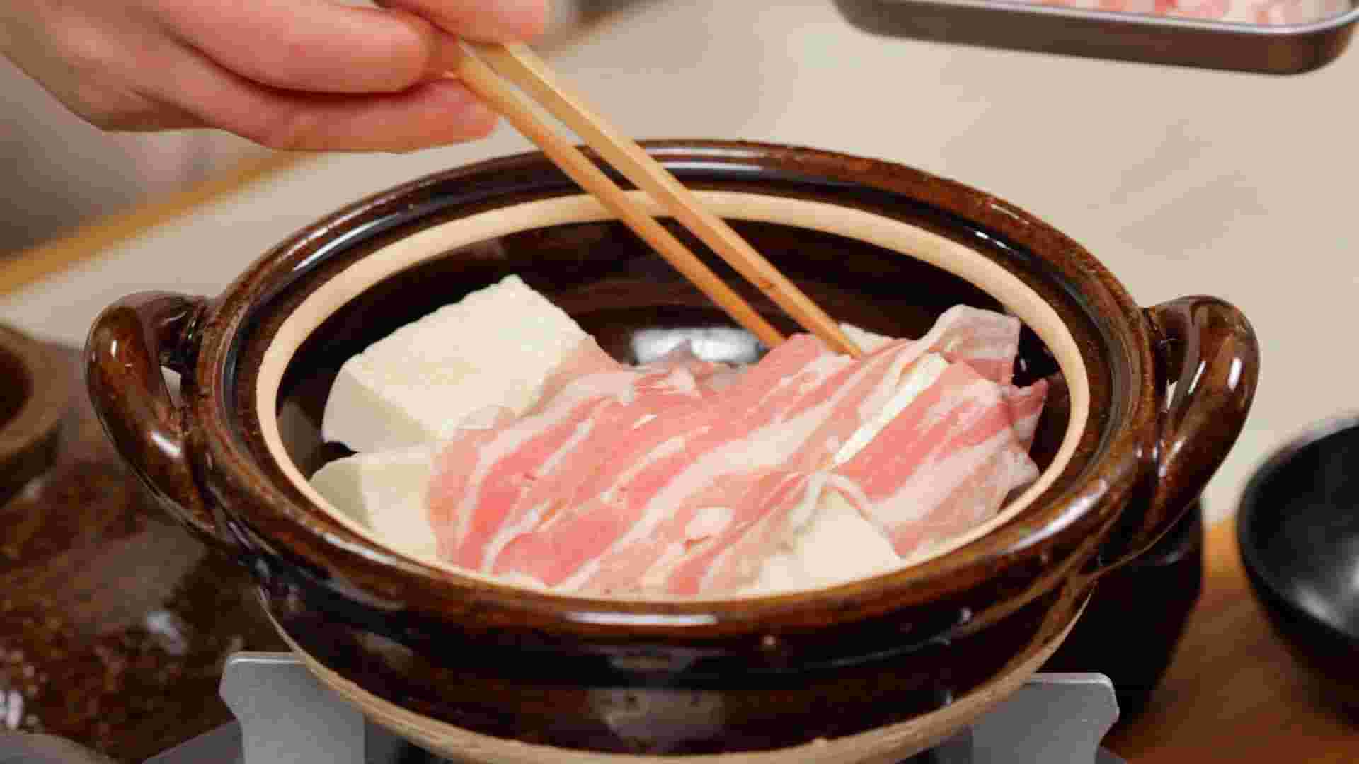 鍋に材料を入れる