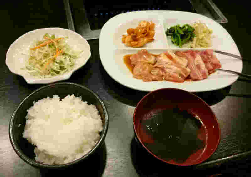 ランチメニューのカルビ3種定食