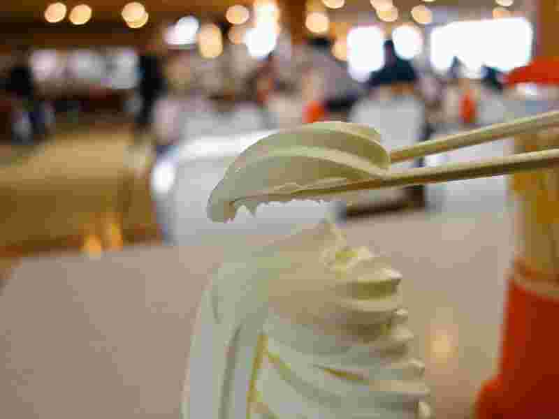 マルカン大食堂のソフトクリームを箸で食べる