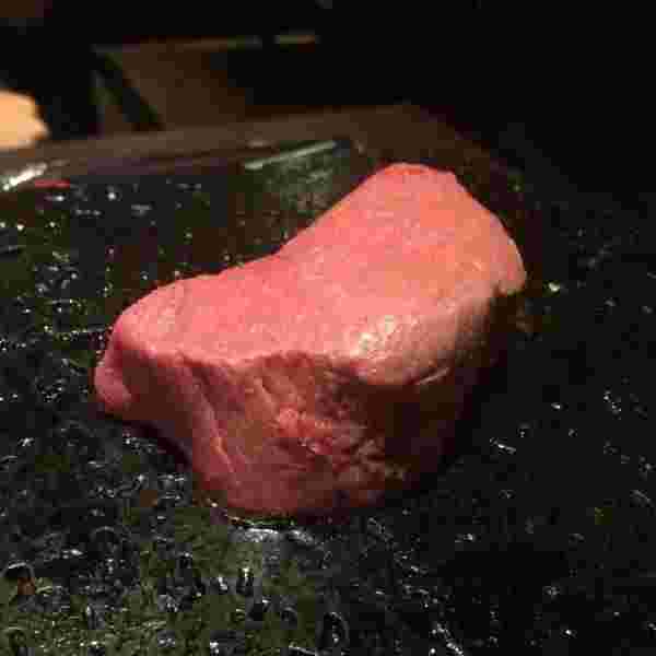 溶岩プレートで焼かれるステーキ