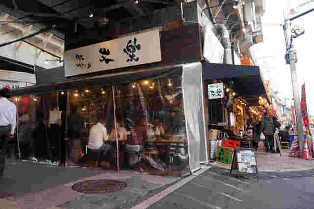 ガード下にあるやきとり文楽の店構え