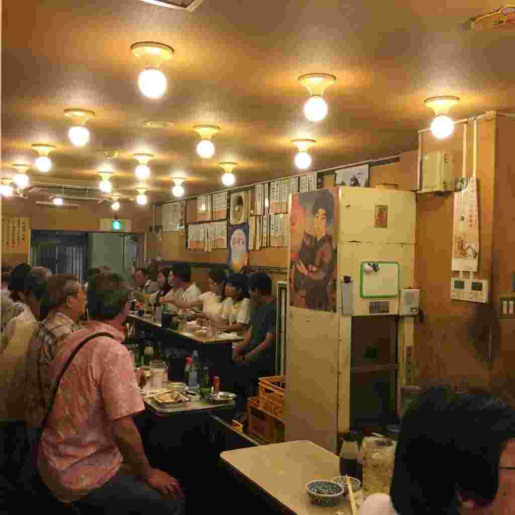 昭和時代のようなレトロな雰囲気の店内の雰囲気