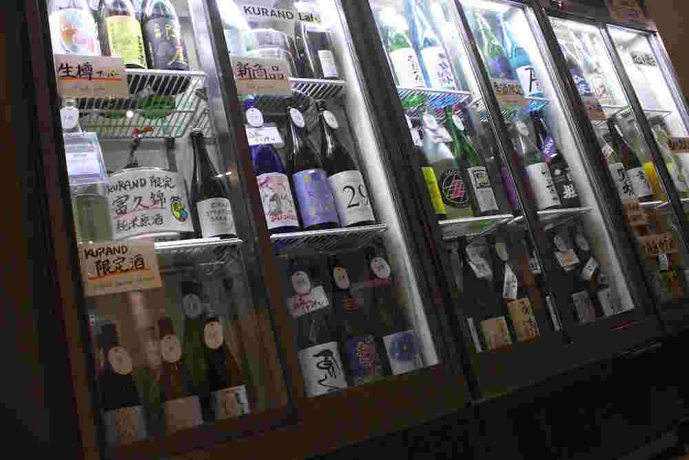 日本酒がたくさん入っている冷蔵庫