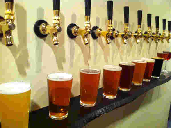 10本のビール注ぎ口があり、それぞれ違う味のビールが飲めるビールサーバーです。
