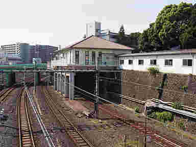 ホーム側からみた鶯谷駅南口