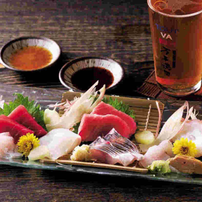 色鮮やかな刺身盛り合わせとビールです。