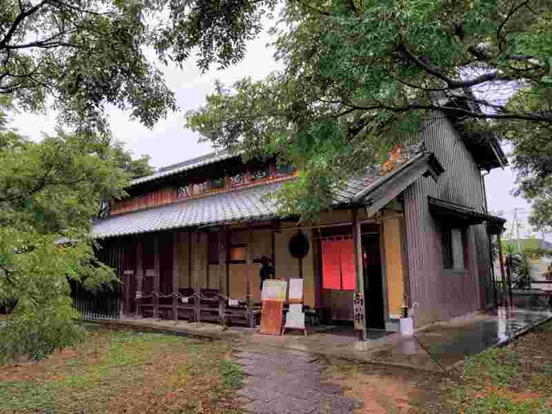 田舎に佇む味わいのあるはまんどの外装