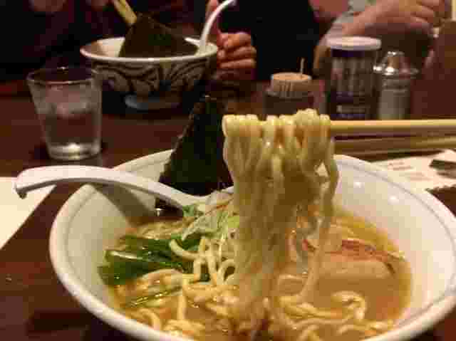 食べ応えのありそうなちぢれ太麺