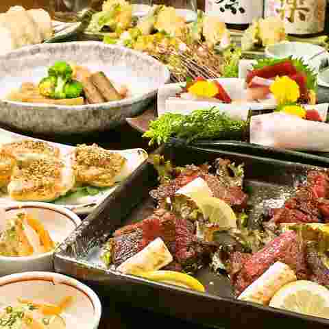 多種多彩な居酒屋メニューが並ぶ