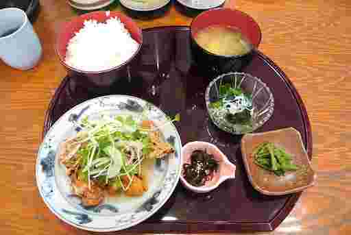 からこま人気ランチメニュー・地鶏の唐揚げ 彩野菜の南蛮餡かけ定食
