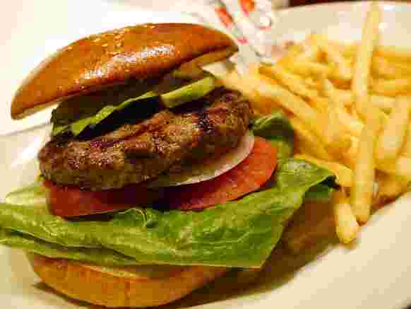 フレンチフライつきバーガー