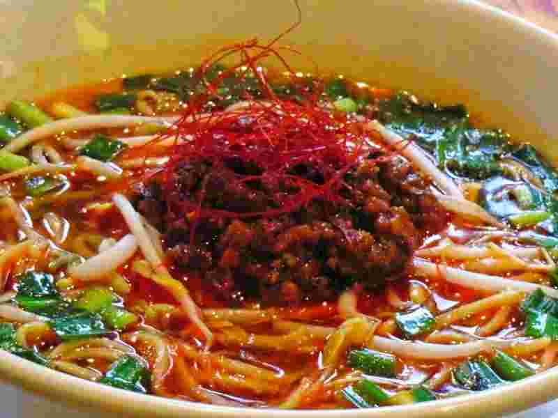 ニラとモヤシと肉みそがトッピングされた台湾ラーメン