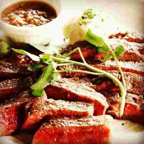 たくさんのステーキ肉にクレソン添え