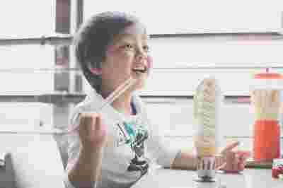 マルカン大食堂のソフトクリームを食べる子供