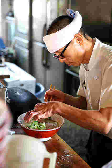 ラーメンを作っている店主