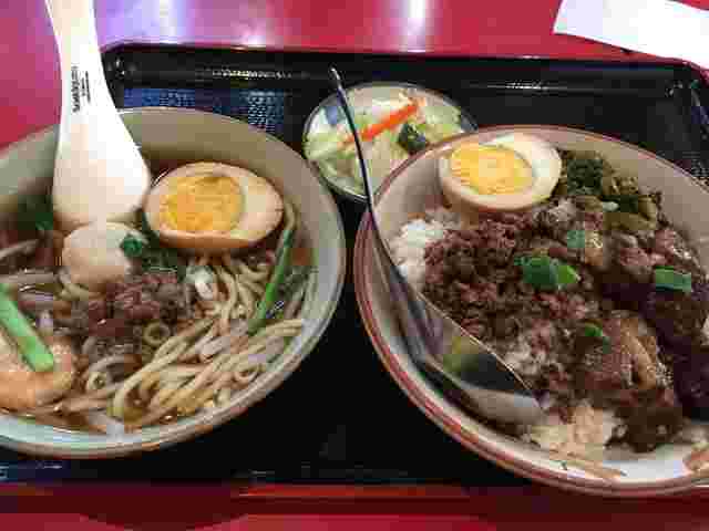 坦仔麺と魯肉飯のセット