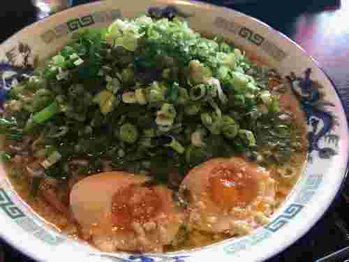 山盛りの青ネギとニンニクに味玉がトッピングされた明神そば