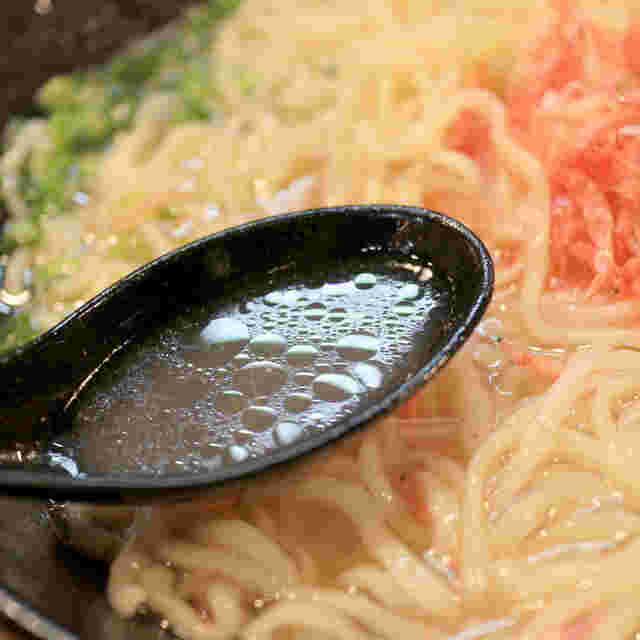 澄んだスープに細麺と桜エビのトッピングの海老塩ラーメン
