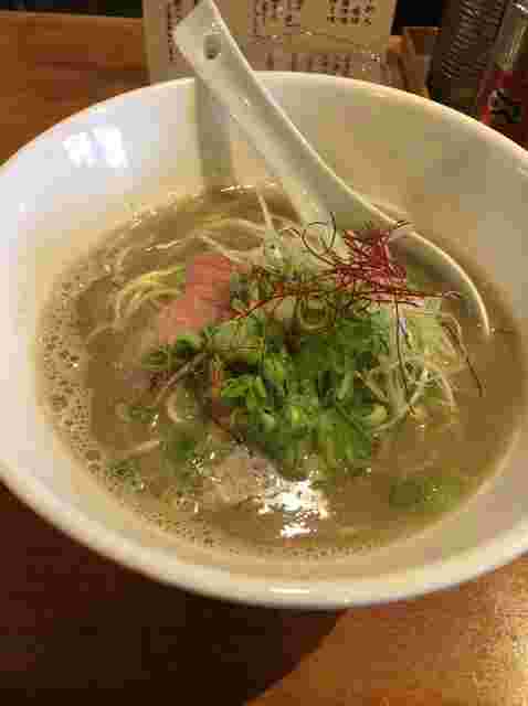 スープもいりこの色がわかるダルマの塩ラーメン