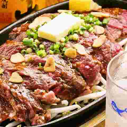 鉄板で焼かれるハラミステーキ